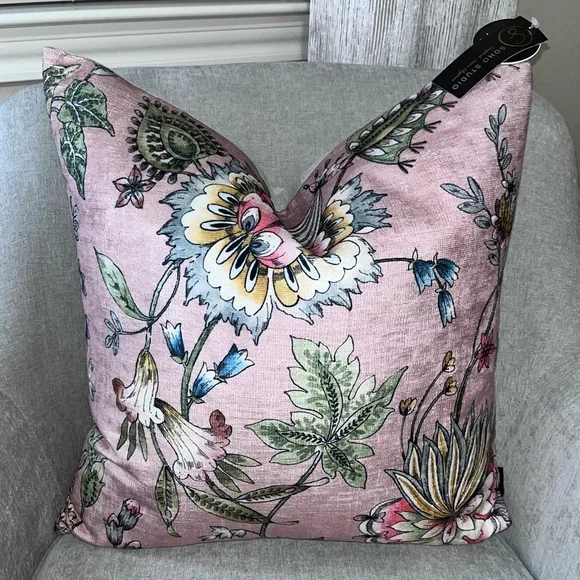 1- NWT SOHO STUDIO BLUSH FLORAL DESIGN DECORATIVEPILLOW